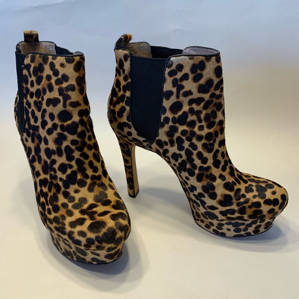 Vince Camuto Baileys women’s leopard print platform heels. Size 6 1/2.